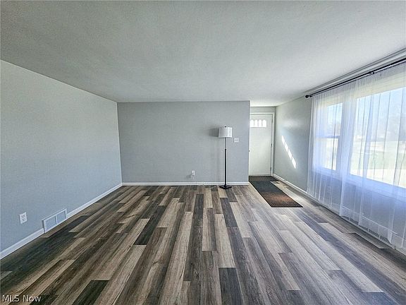 5th image of 1054 Runge Ave