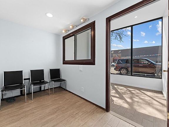 4th image of 21107 Jamaica Ave