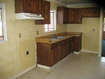 4th image of 6241 Bromley Ave