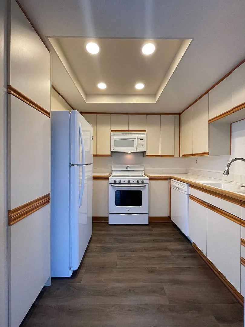 Upper Carriage Unit. 1Bed+DEN! 1 car garage. Great Location! — Photo 3