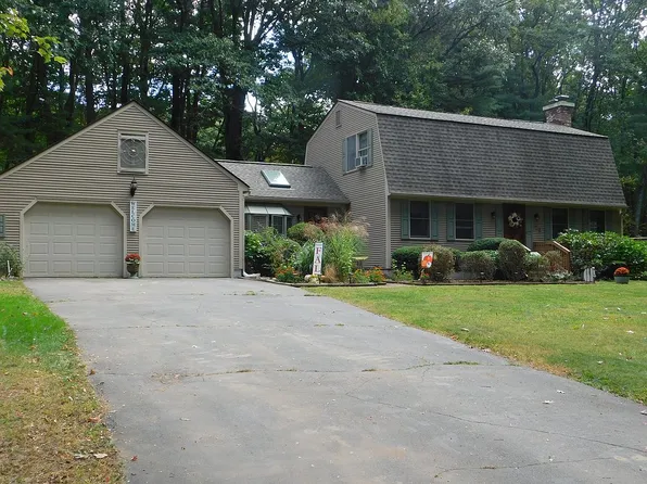 25 Ledgewood Dr, Belchertown, MA 01007