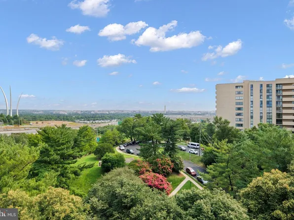 1300 Army Navy Dr APT 320, Arlington, VA 22202