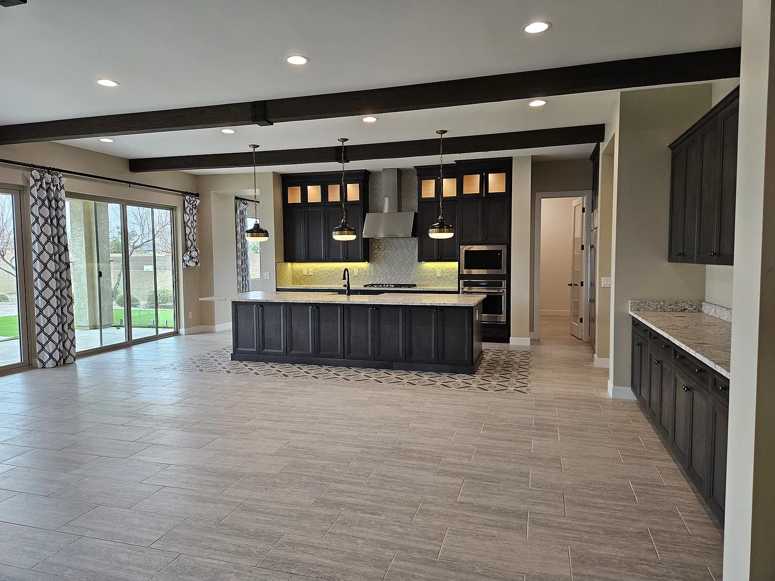 5 bed, 4227 sqft, $6,100 — Photo 3