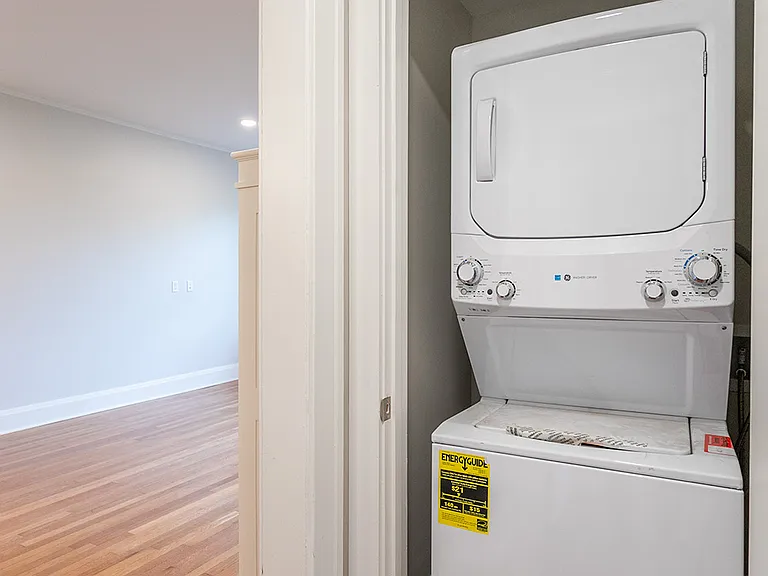 215 E Chestnut St #402 — Photo 13