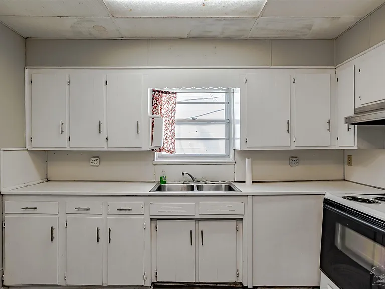 310 Stanley Ave — Photo 42