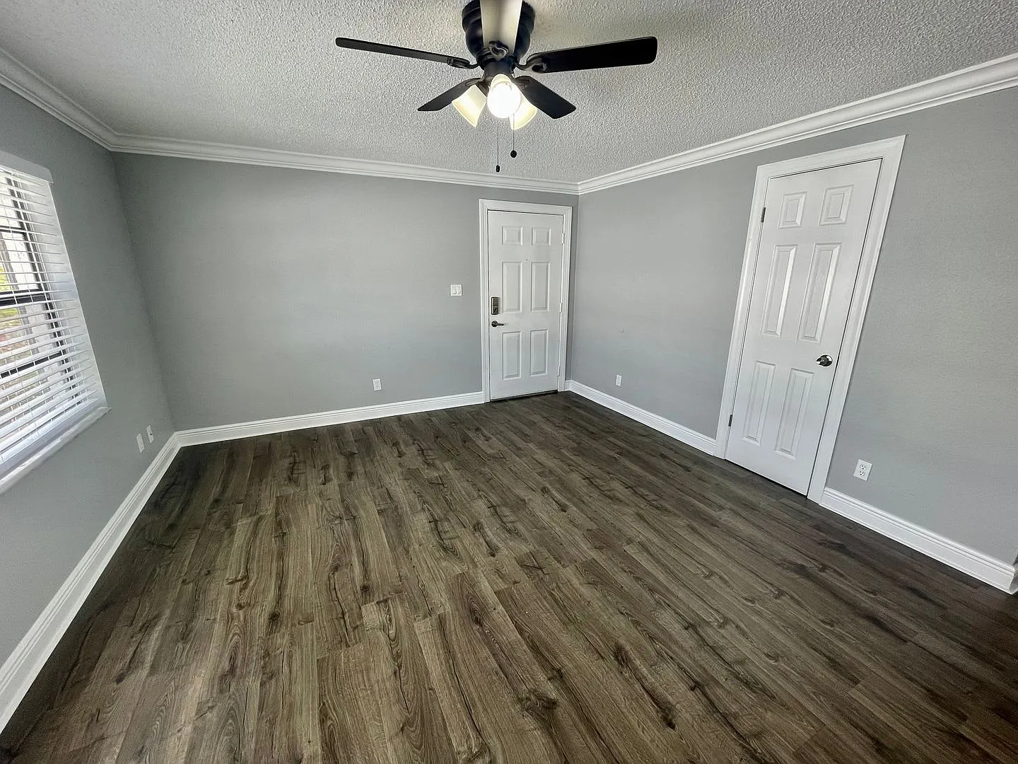 1 Month Free!! - Beautiful Renovated 2 Bedroom 2 Bathroom Water Front Property — Photo 4