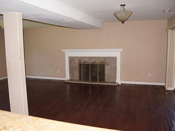 3rd image of 1600 Camellia Dr