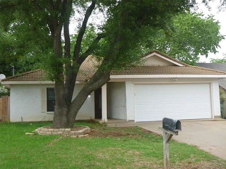 5704 Sterling Green Trl — Photo 1