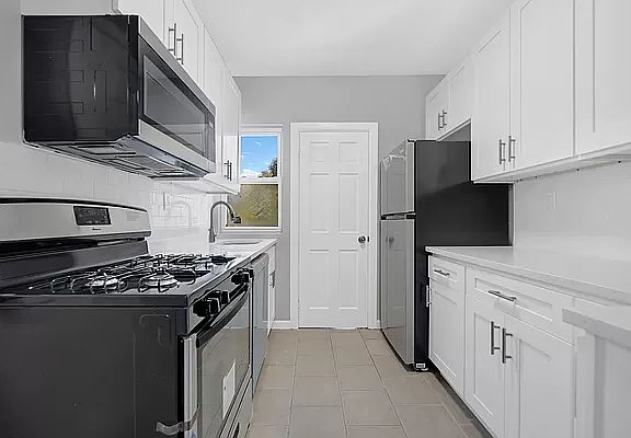 5th image of 1587 E 95th St