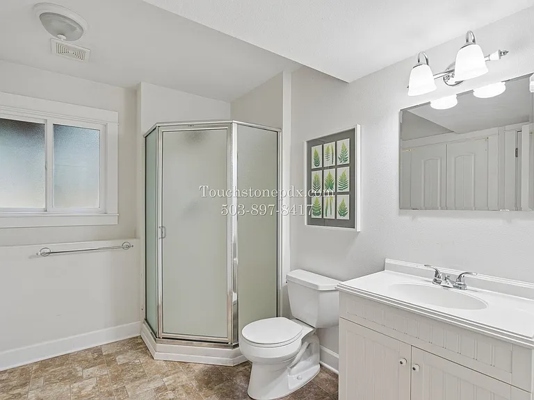 2791 Warwick St — Photo 32