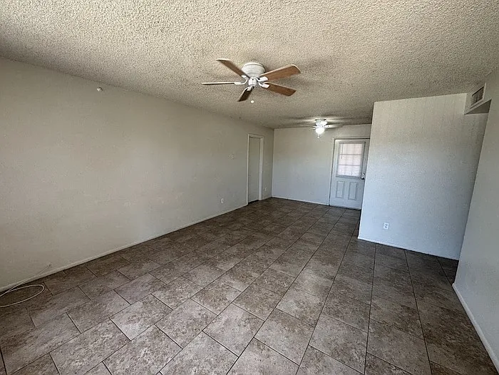 3 bed, 1.0 bath, 984 sqft, $1,595 — Photo 3