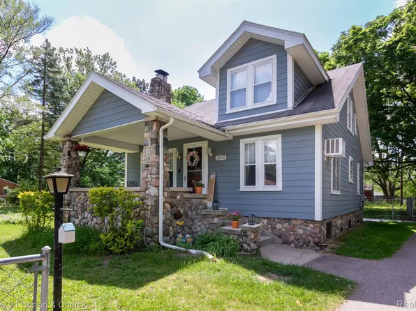 21121 Poinciana St, Southfield, MI 48033