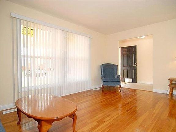5th image of 2063 Greenheath Dr