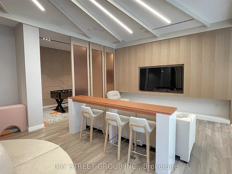 10 Oak St #902 — Photo 27