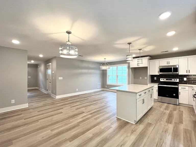 721 Hollie Way — Photo 3