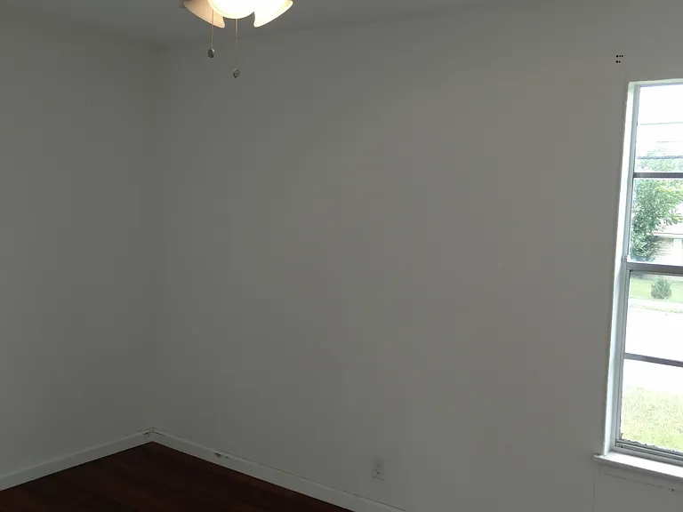 107 E Powell Ln — Photo 7