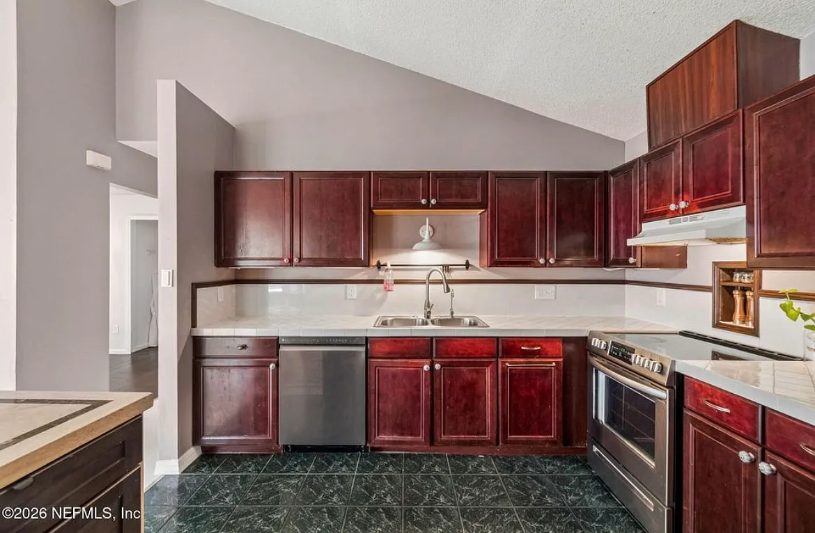 4 bed, 1400 sqft, $1,950 — Photo 4