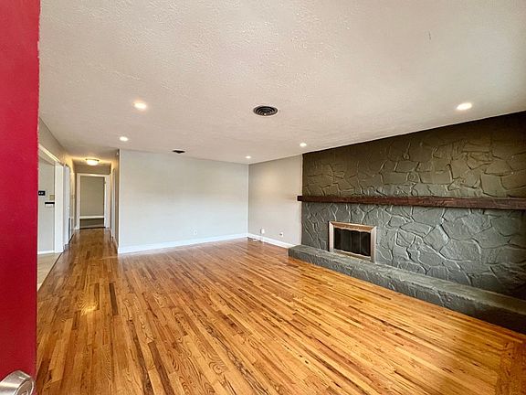 4th image of 2055 Coronado Ave