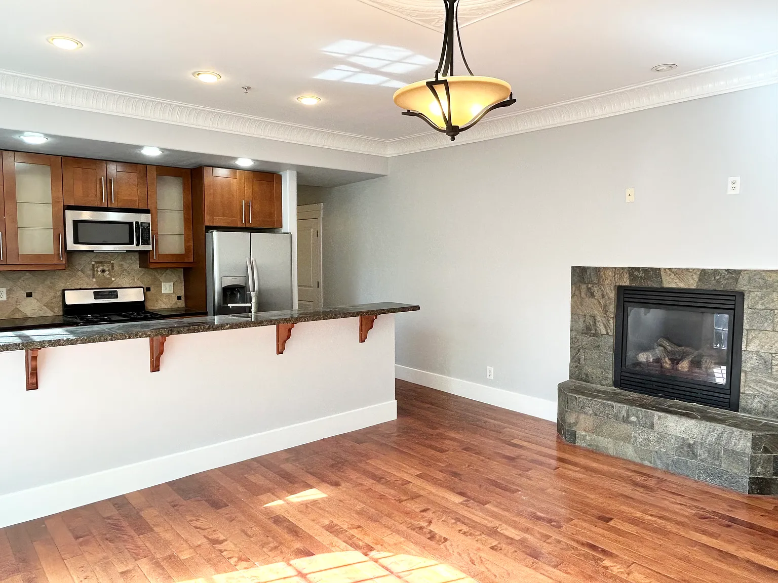 2 bed, 1000 sqft, $1,999 — Photo 3