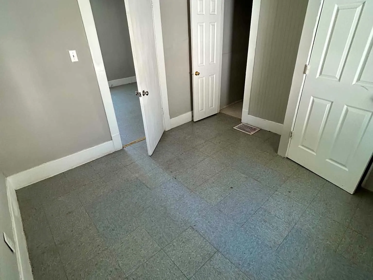 2 bed, 1000 sqft, $1,100 — Photo 2