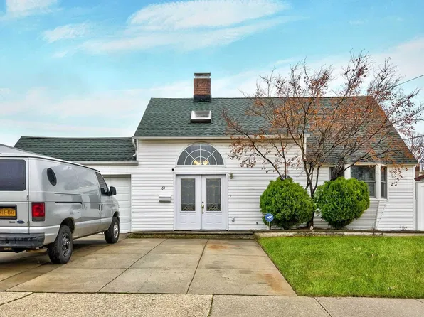 61 Boxwood Ln, Hicksville, NY 11801
