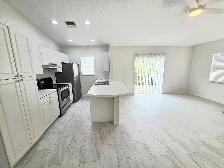 569 E Ridge Cir N — Photo 5