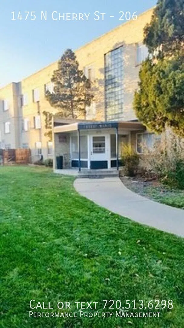 Charming Updated Apartment In The Heart Of Denver's Hale Neighborhood! - Utilities Included — Photo 1
