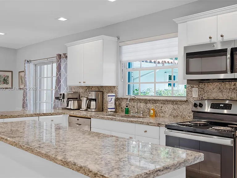 7711 Coquina Dr — Photo 5