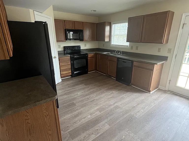 118 Myatt Ct — Photo 2