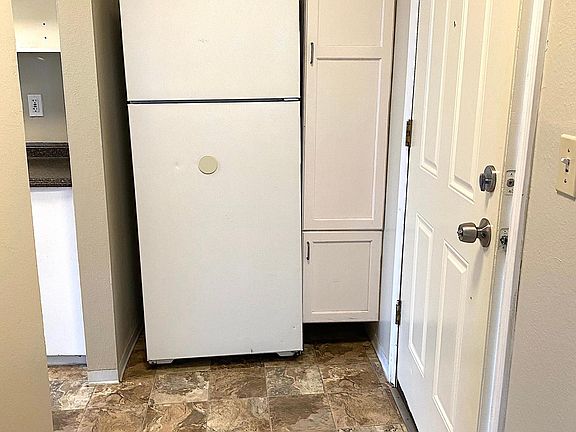 5th image of 1004 S Cloverdale St #8a8kffyjw