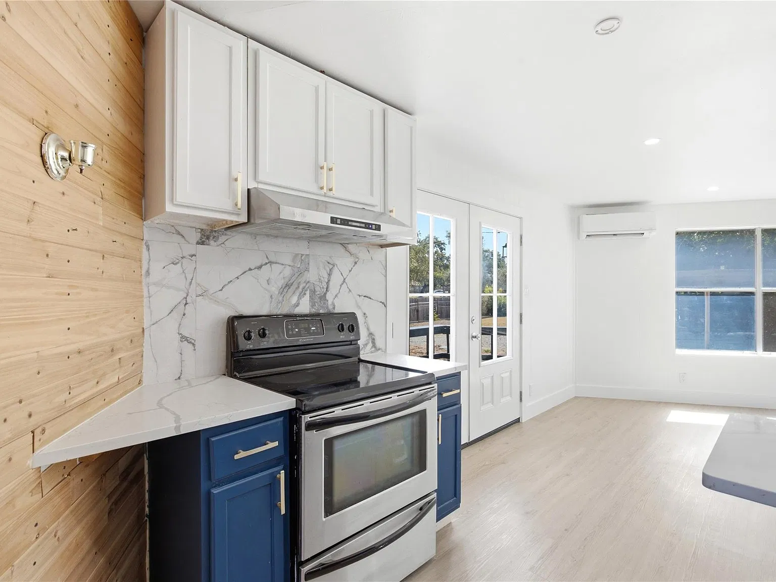 3 bed, 2.0 bath, 1097 sqft, $2,300 — Photo 2