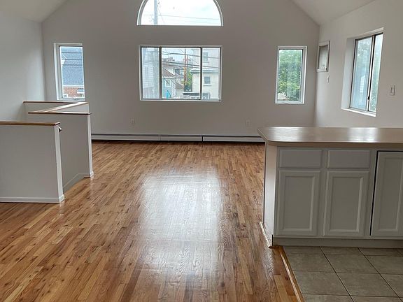 2nd image of 717 E Walnut St Floor 2