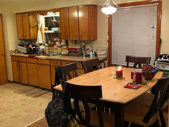 Kitchen with eat-in dining area