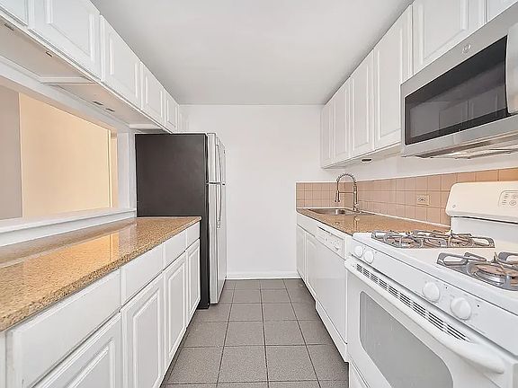3rd image of 165 Eldridge St APT 4B