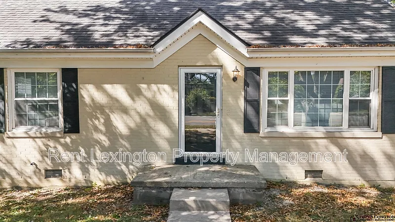 4 bed, 1.0 bath, 1361 sqft, $1,700 — Photo 1