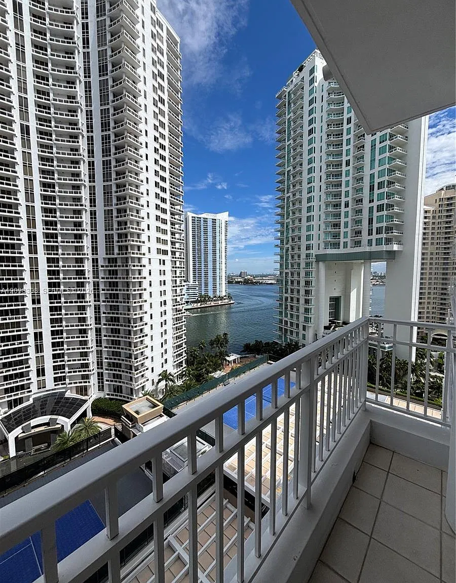 Courts Brickell Key Condo — Photo 3