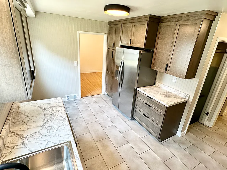 2101 S 6th Ave — Photo 2