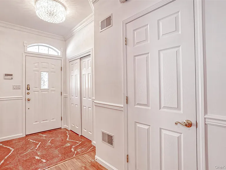 80 Alexander Ct — Photo 3