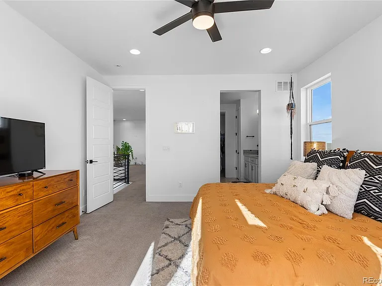 6058 N Perth St — Photo 26