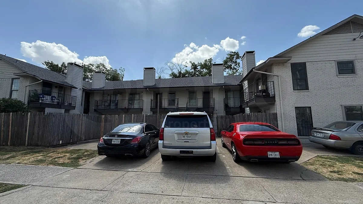2 bed, 1.0 bath, 813 sqft, $1,025 — Photo 2