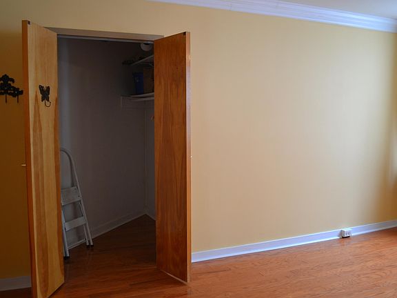 Walk-in Closet, Crown molding and baseboard in Living Room