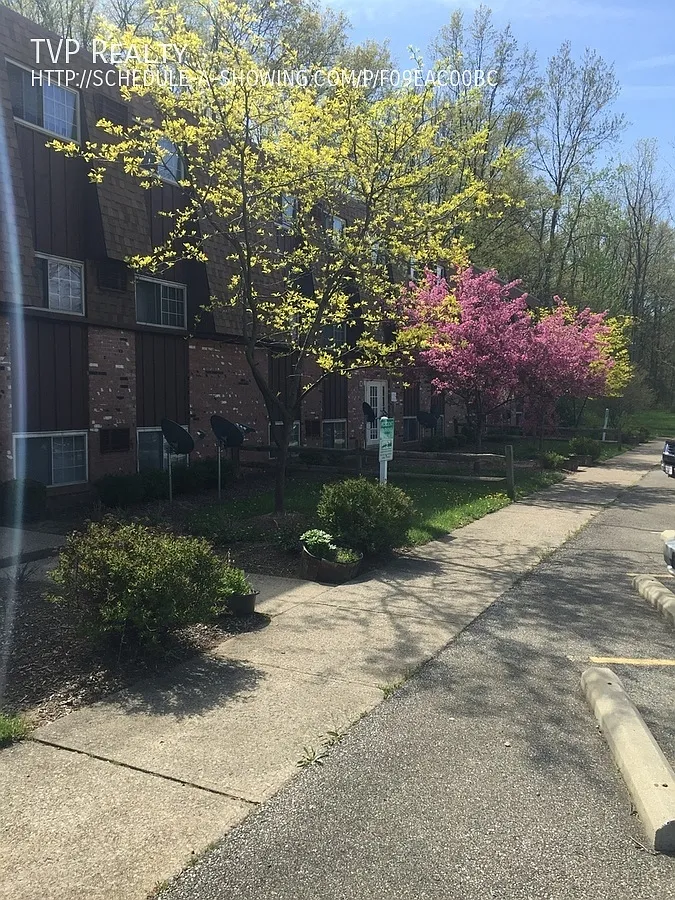 2 bed, 735 sqft, $899 — Photo 1