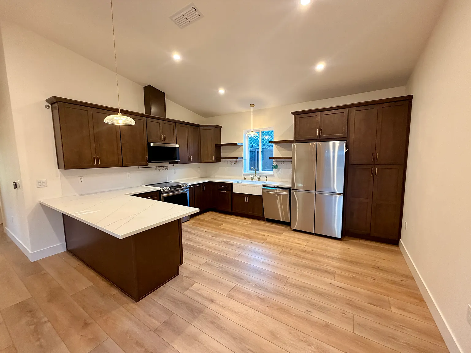2 bed, 999 sqft, $2,200 — Photo 1