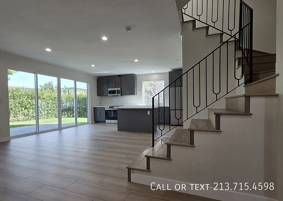 Townhouse with Rooftop & Private Front Yard — Photo 2