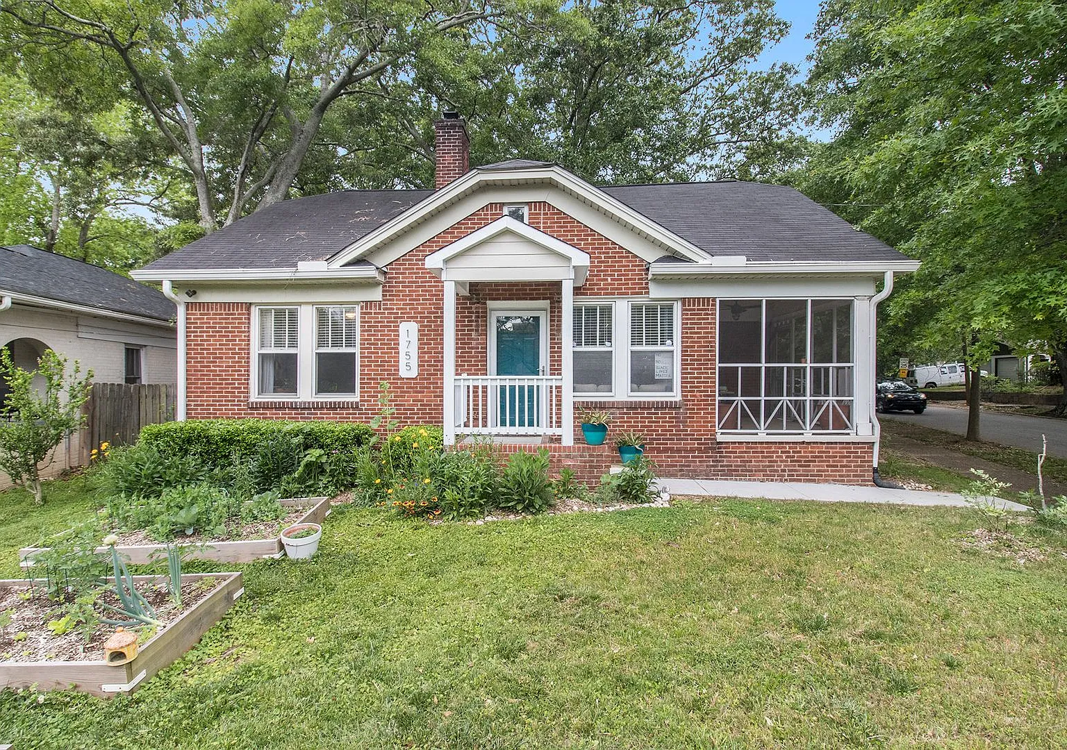 3 Bedroom 2 Bath Brick Bungalow — Photo 1