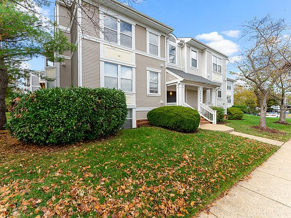 2nd image of 301-20585 Snowshoe Sq #301