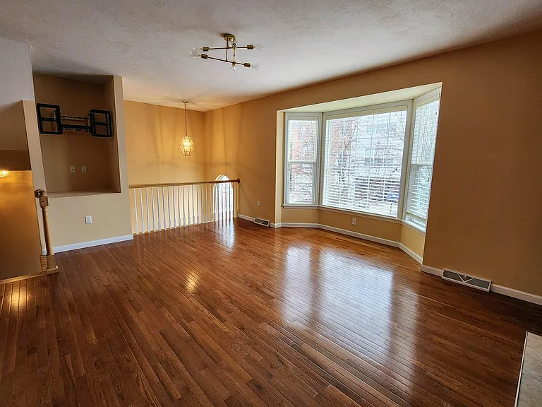 10528 Forest Hill Dr — Photo 6