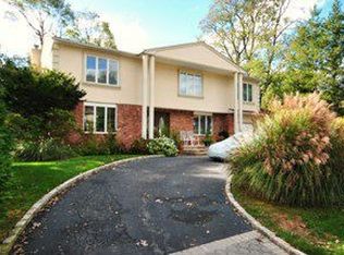 16 E Horseshoe Dr, Roslyn Heights, NY 11577