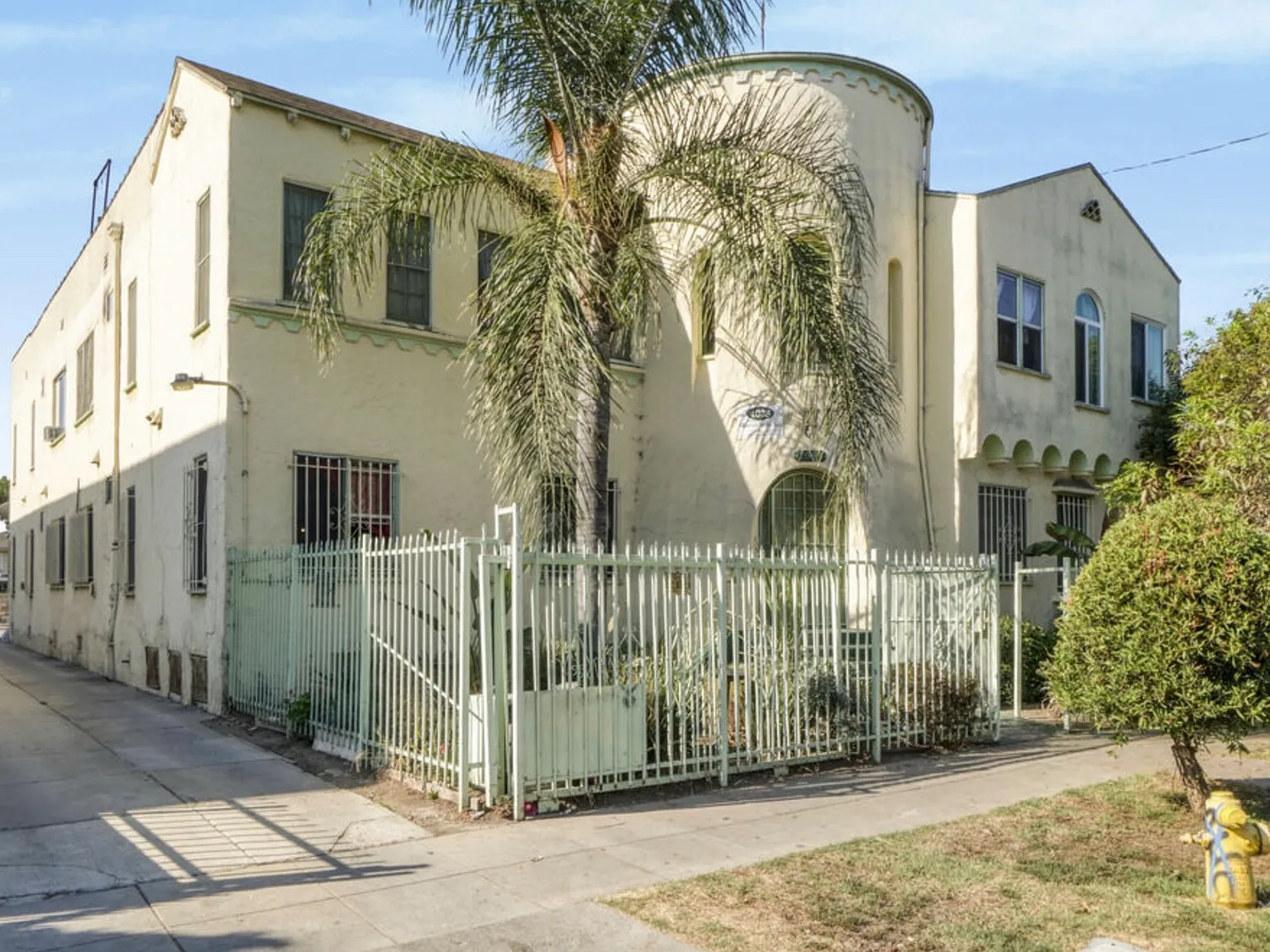 2 bed, 850 sqft, $3,499 — Photo 2