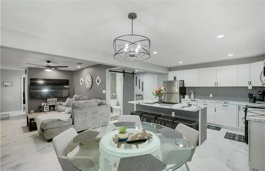 3 bed, 1.5 bath, 1060 sqft, $1,695 — Photo 3